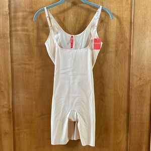 Spanx Thinstincts Open Bust Mid Thigh Bodysuit Small